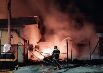 Bombeiros atuam para conter as chamas em São José dos Campos | Foto: Corpo de Bombeiros/SP