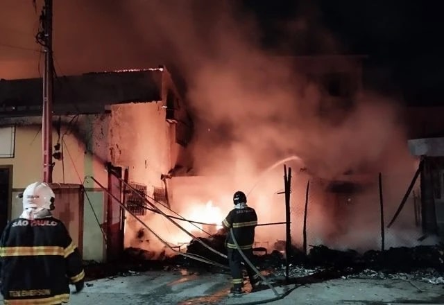 Bombeiros atuam para conter as chamas em São José dos Campos | Foto: Corpo de Bombeiros/SP